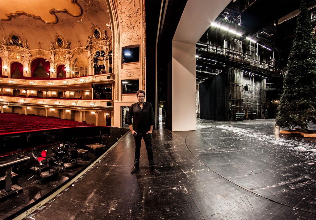 Operasanger Peter Lodahl fotograferet i Komische Oper i Berlin Mitte. Som den eneste by i verden har Berlin tre operahuse, og operascenerne besøges af berlinere fra alle samfundslag. (Foto: Rasmus Funder ©)