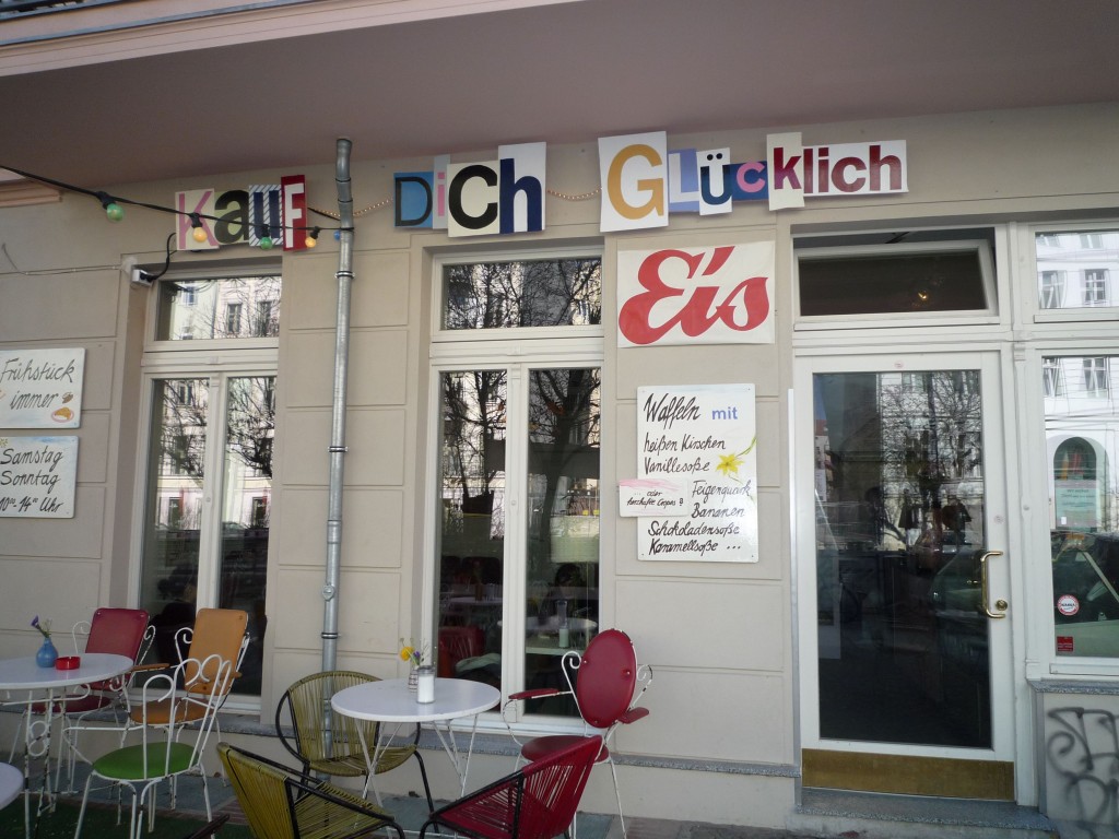 "Kauf dich glücklich" er en kapiteloverskrift i "Berlin - meine Liebe!" - og en butik i Berlin