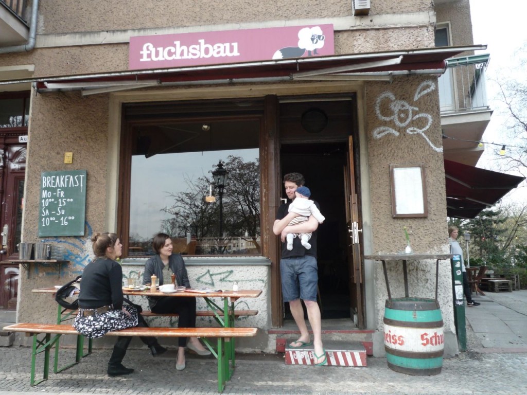 Cafe Fuchsbau i Graefestrasse 96 i Neukölln - hyggelig og rå cafe med gårdhave lige ud til Landwehr Kanal.