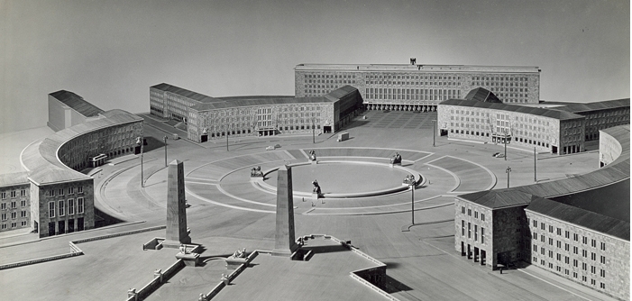 Den nedlagte og nu fredede lufthavn Tempelhof indgik i Hitlers storladne drømme om Berlin som verdenshovedstaden ”Germania” med ti millioner indbyggere. Efter en ny folketælling er antallet af indbyggere i Tysklands hovedstad i nu reduceret til knap 3,3 millioner.