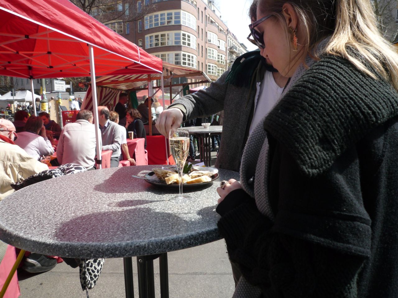 Selvfølgelig kan man også købe østers og champagne på lørdagsmarkedet på Kollwitzplatz. Vi er jo i den mere velbeslåede del af byen.